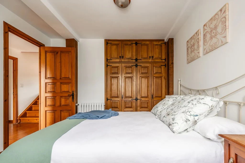 Amplia habitación con cama de 1.50 y armario empotrado