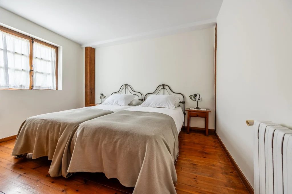 Amplia habitación con cómodas camas individuales y armario empotrado