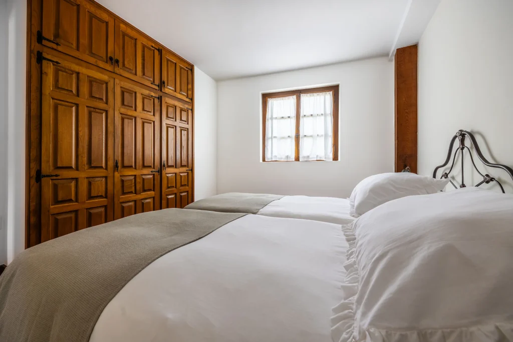 Amplia habitación con cómodas camas individuales y armario empotrado