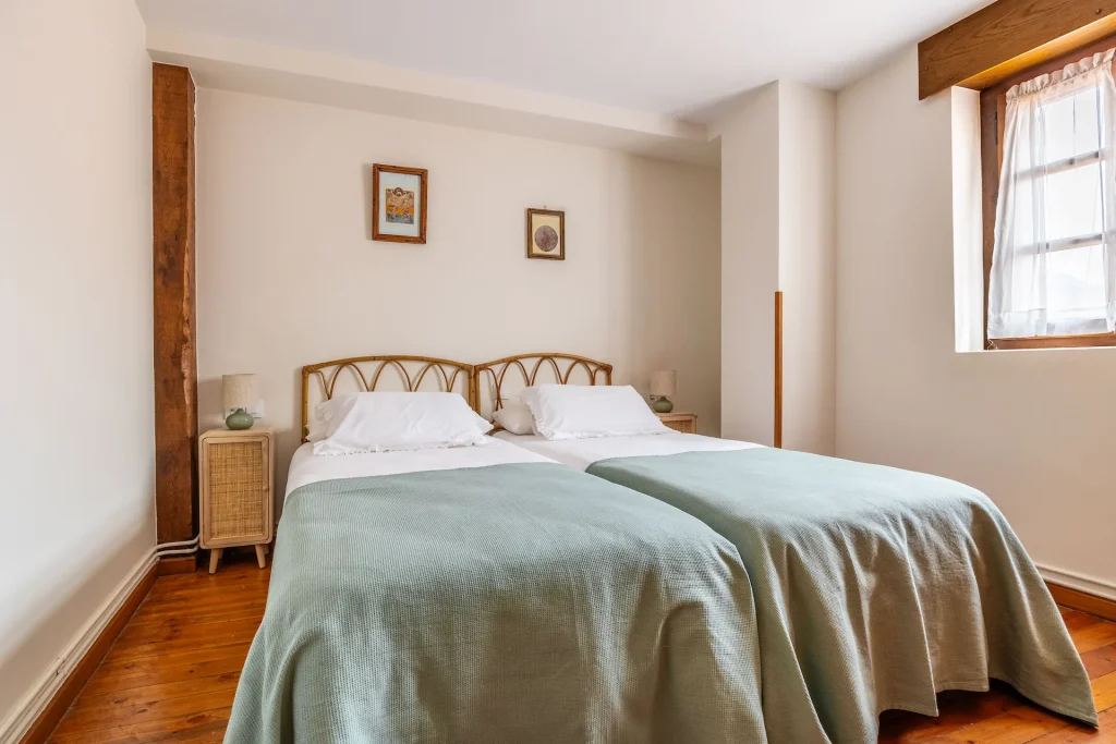 Habitación con cómodas camas individuales y armario empotrado