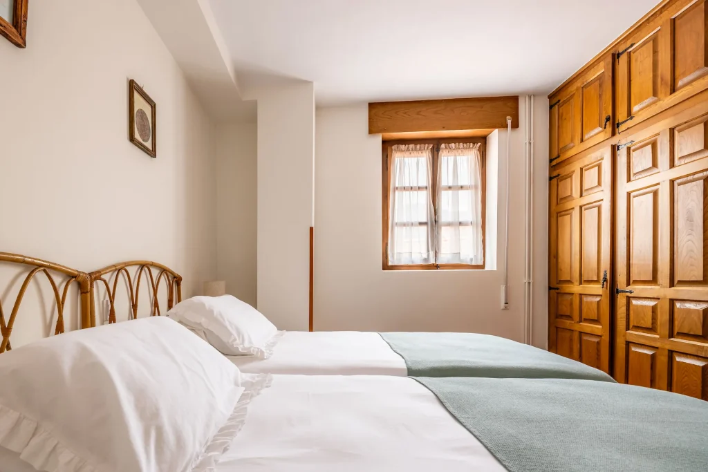 Habitación con cómodas camas individuales y armario empotrado