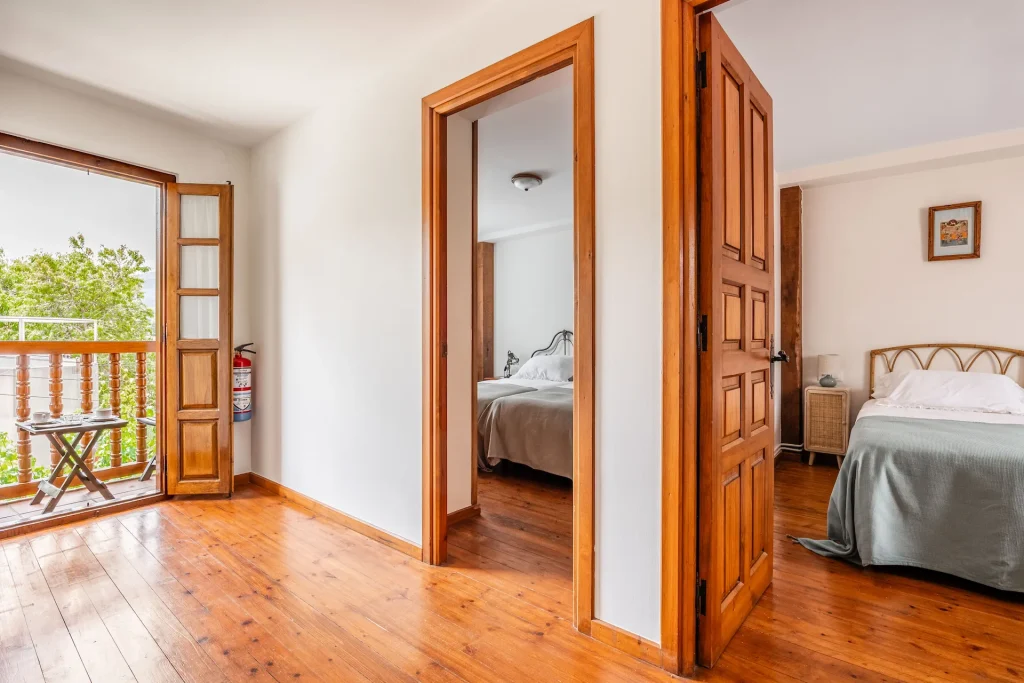 Distribuidor del primer piso que da al balcón con vistas a Potes