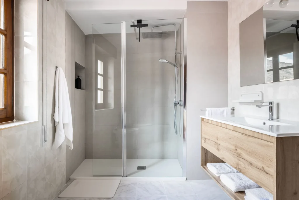 Moderno baño con amplia ducha
