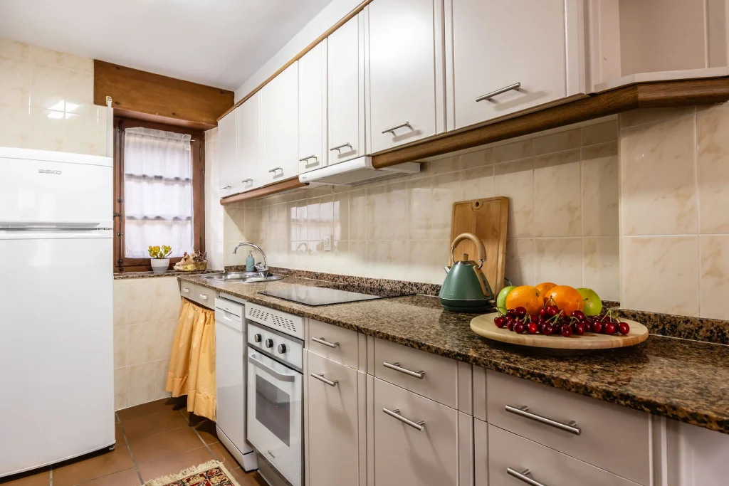 Cocina equipada y zona de comedo