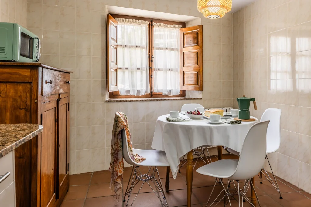 Cocina equipada y zona de comedor