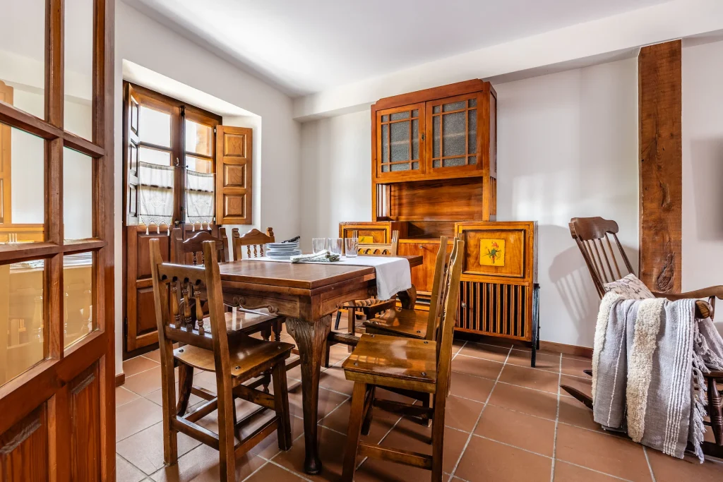 Amplio salón-comedor con mecedora