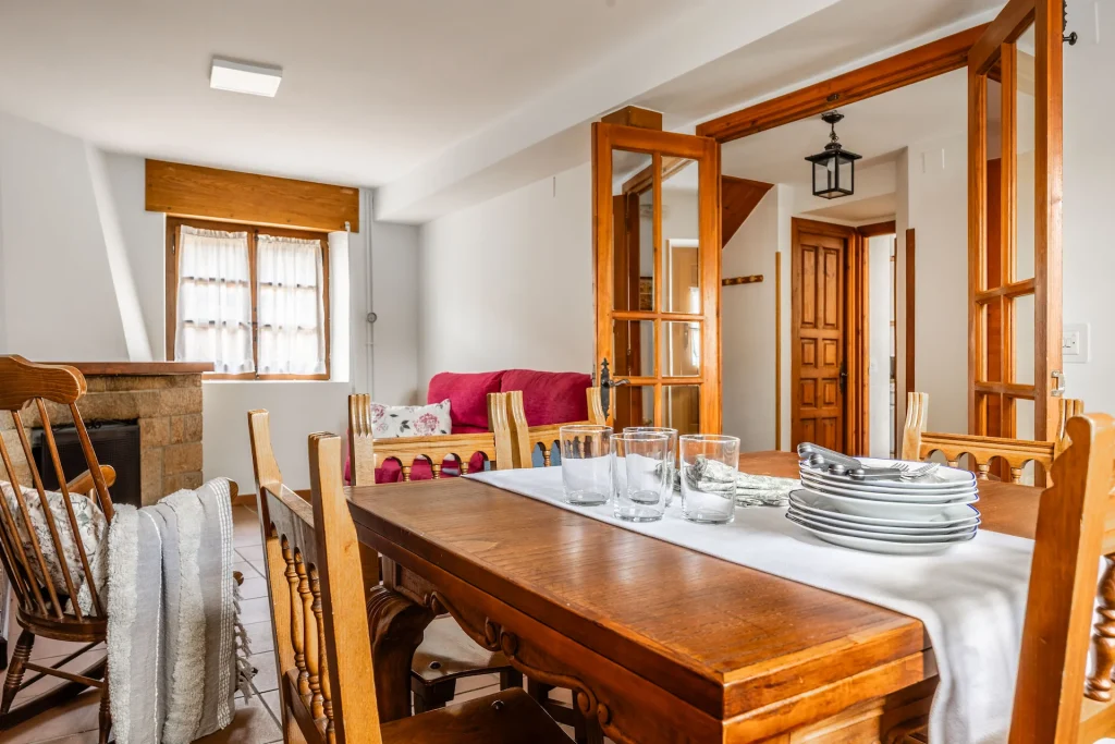 Amplio salón-comedor con mecedora